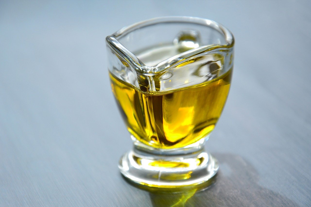ulei de masline extravirgin in cupa pe masa